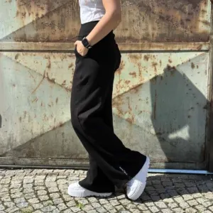 VOLNÉ KALHOTY SE STAHUJÍCÍM PASEM. Proč jsou tak skvělé?